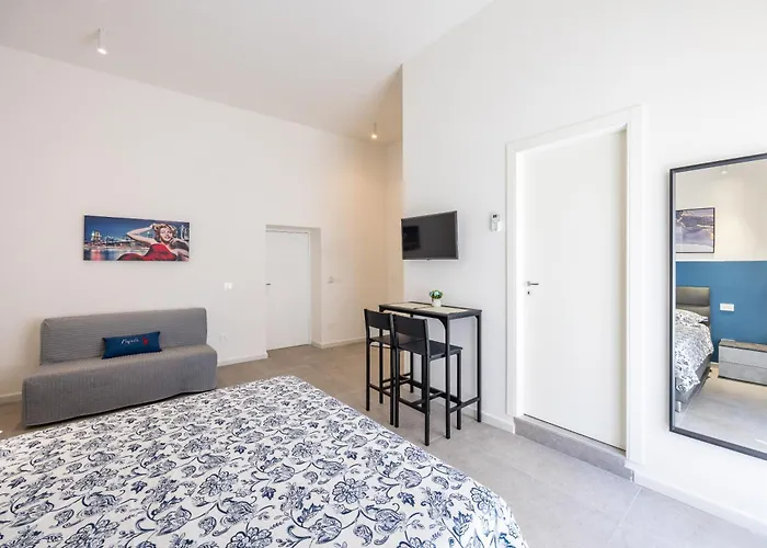 Nefelu 3* نابولي